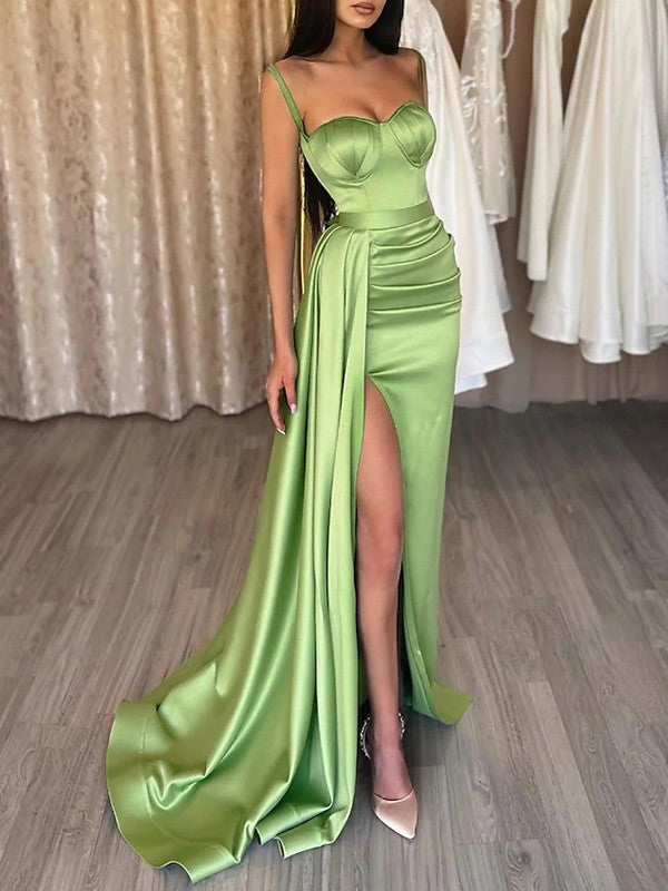 Vestidos de satén fruncidos con escote en forma de corazón, sin mangas y con cola larga